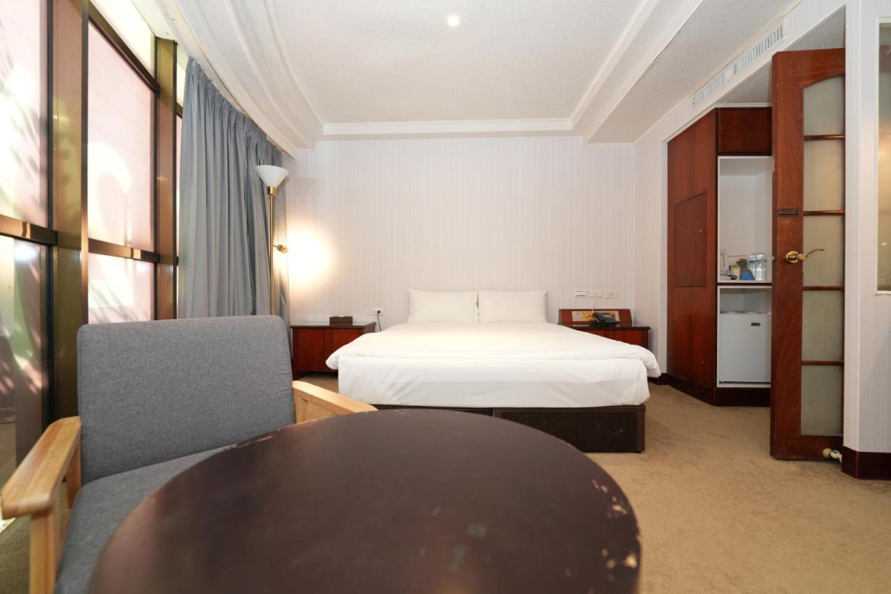 Meworld Hotel - Sanchong 타이베이 외부 사진