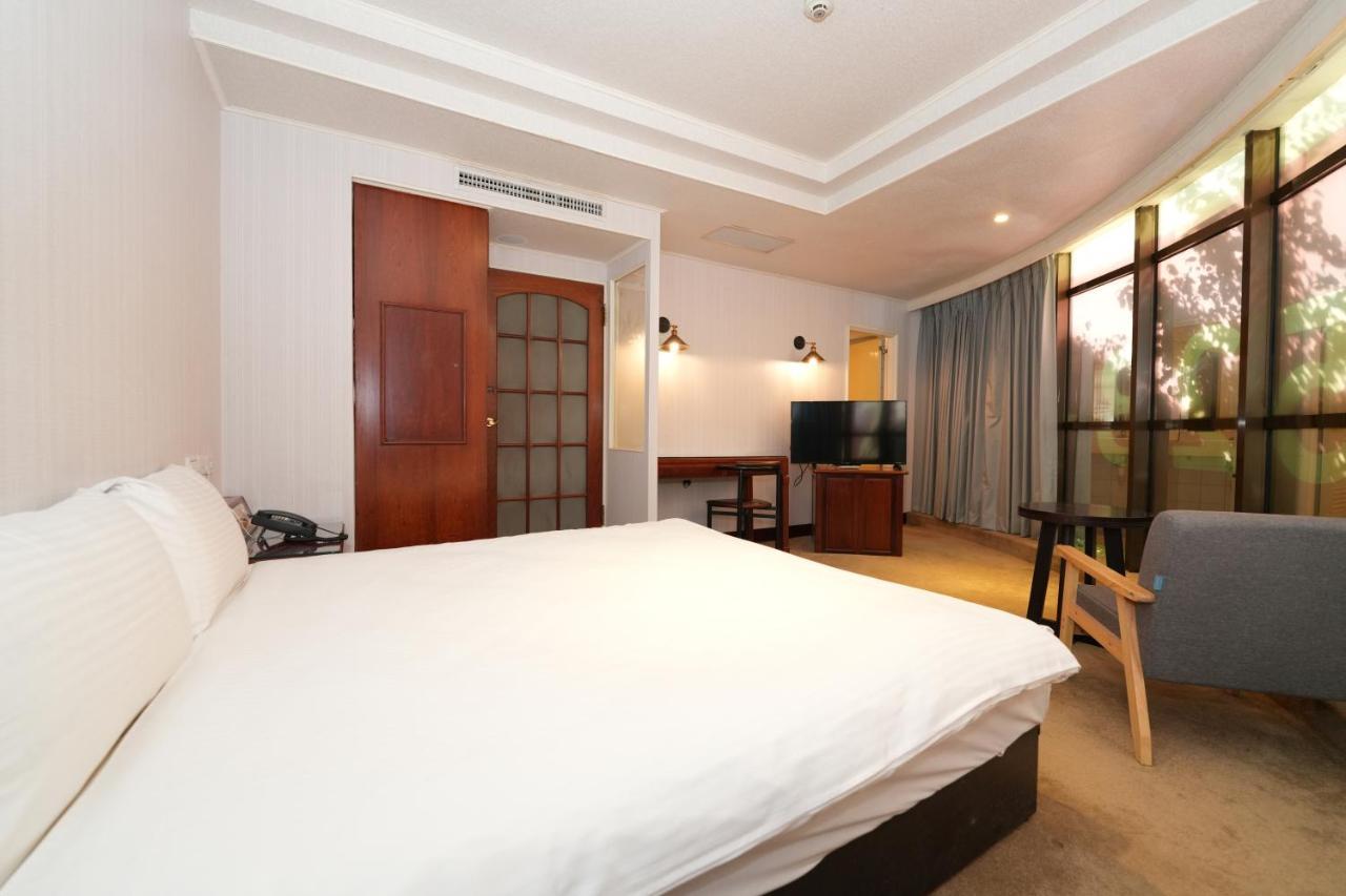 Meworld Hotel - Sanchong 타이베이 외부 사진