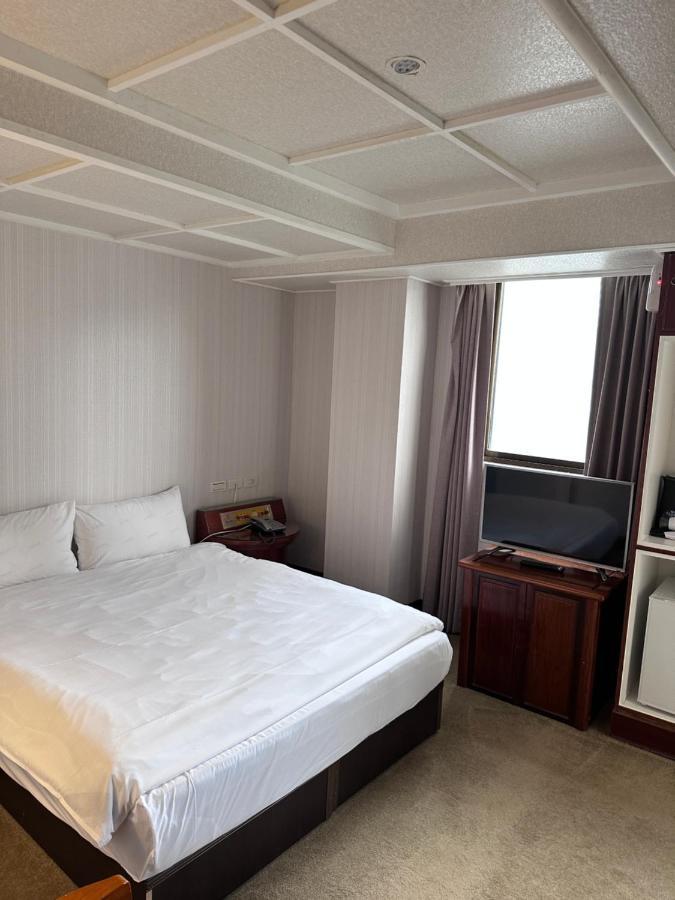 Meworld Hotel - Sanchong 타이베이 외부 사진